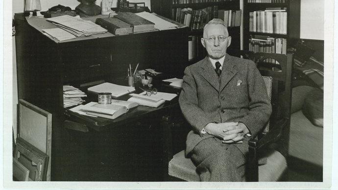 Johannes V. Jensen ved sit skrivebord