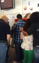 Opstillingen af bogreolerne på Berendsen Textil Service A/S