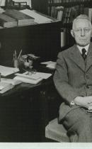 Johannes V. Jensen ved sit skrivebord