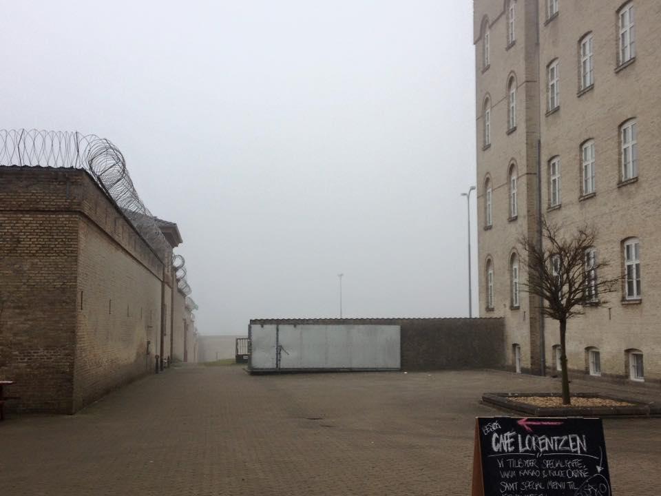 Fængselsgård i tåge