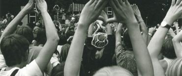 Kvinder til koncert med hænder i vejret, Kvindefestival '74, foto: Filmcentralen